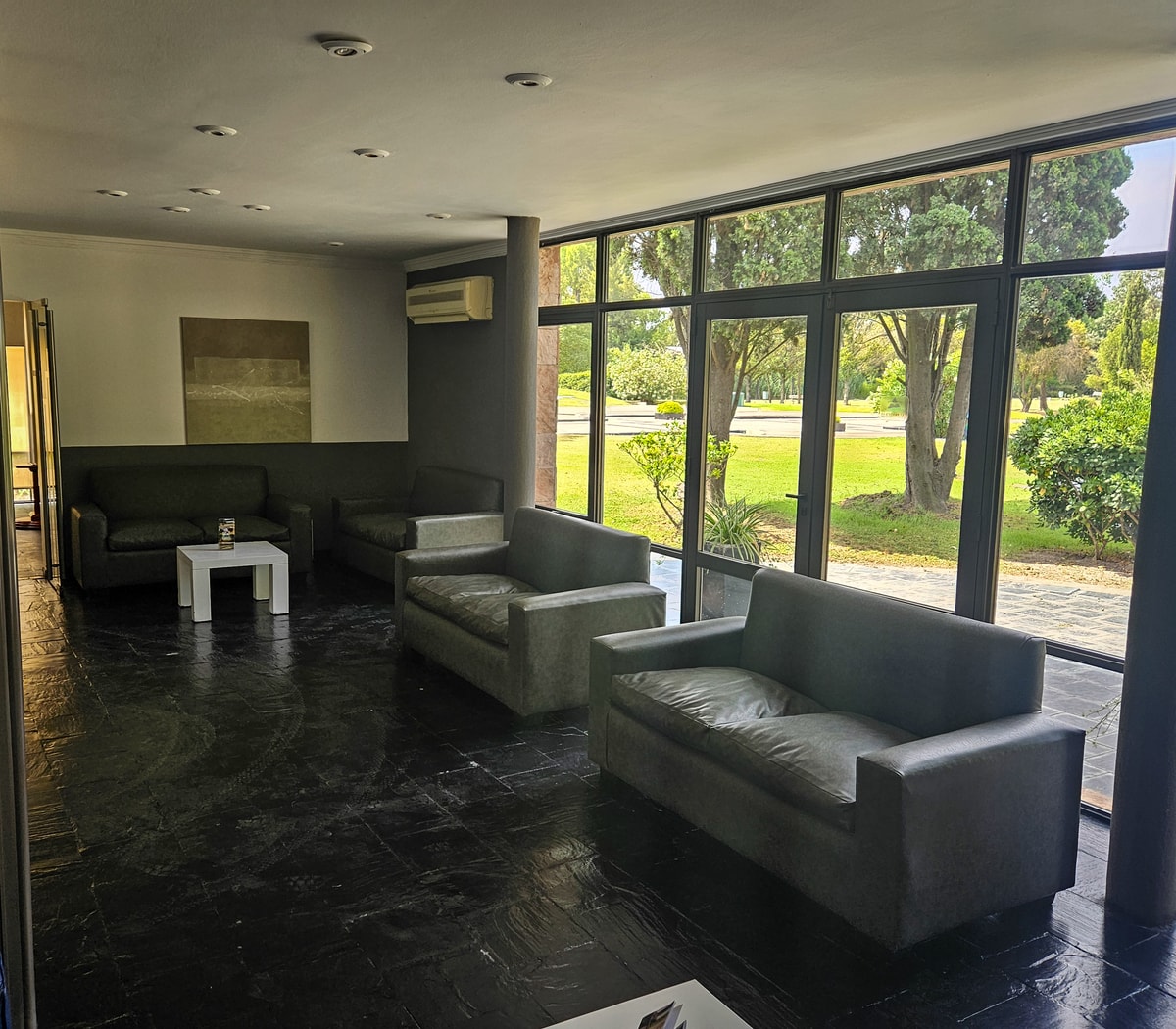 Interior de la sala velatoria con ambiente íntimo