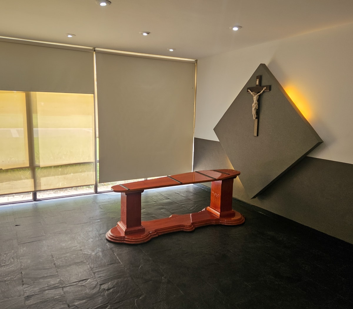 Espacio de velatorio rodeado de naturaleza