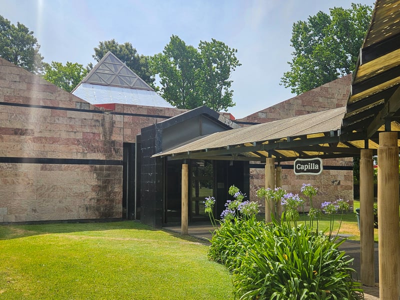 Entrada exterior de la Capilla en Crematorio Parque Las Praderas con cartel identificatorio