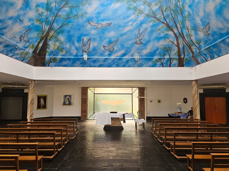 Interior de la capilla Las Praderas para ceremonias de despedida