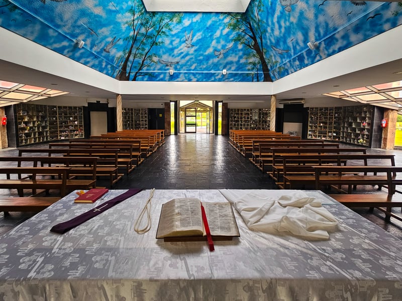 Vista del salón interior de la capilla para velatorios y responsos