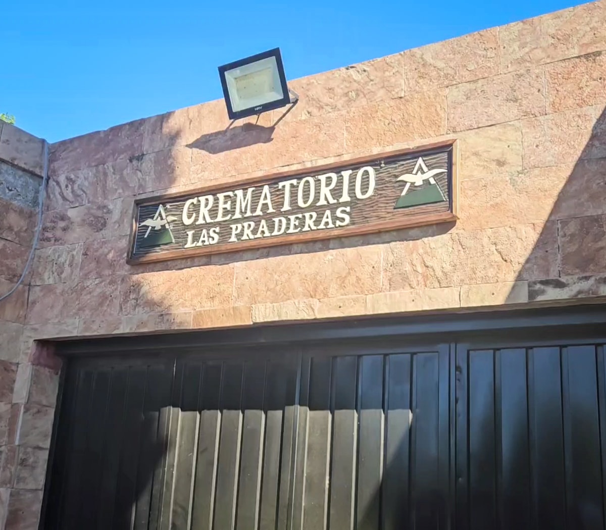 Cartel Crematorio Parque Las Praderas en la entrada del edificio