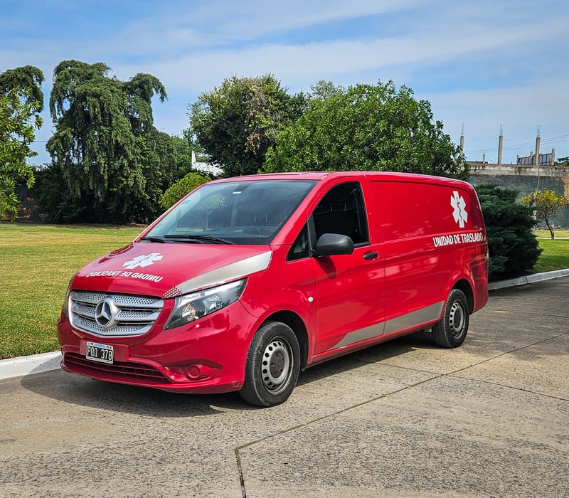 Vista frontal del móvil de traslados de Despedida Simple en Crematorio Parque Las Praderas
