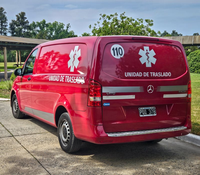 Vista trasera del móvil de traslados en el cementerio parque